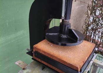 Ręczna prasa dźwigniowa do wykrawania skóry i innych materiałów