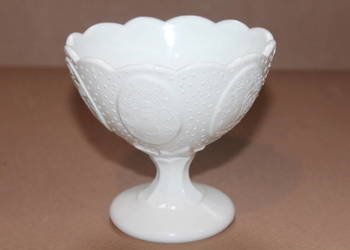 Biała patera na nodze z lat 50-tych nr 1419