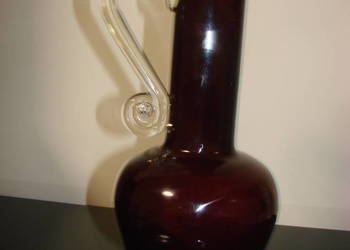 szklany czerwony dzbanek