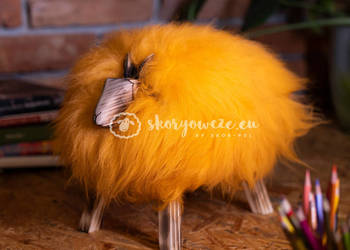 Krzesło, baranek dekoracyjny pomarańczowy