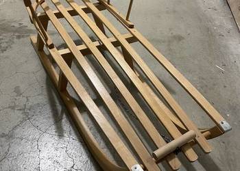 Sanki drewniane z oparciem dla dziecka klasyczne podnóżki ze sznurkiem