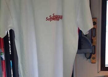 Biała nowa koszulka Supreme w rozmiarze L.