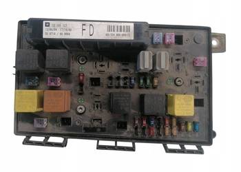 SKRZYNKA BEZPIECZNIKÓW ASTRA III H 1.7 CDTI 04-14 13191127 5DK008668-12