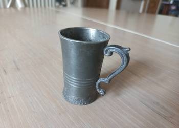 Zabytkowy ozdobny niemiecki mini kufel cynowy Rein Zina