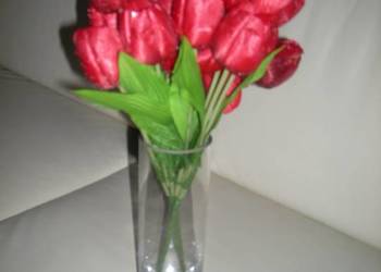 Sztuczne kwiaty – bukiet pięknych czerwonych tulipanów