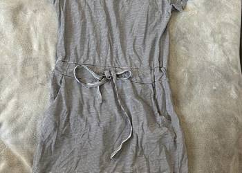 Sukienka dzianinowa w paski z krótkim rękawem i wiązaniem w pasie