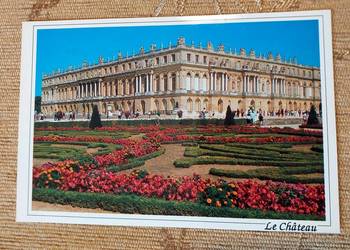 WIDOK NA PAŁAC WERSALSKI NA PRZEDMIEŚCIACH PARYŻA