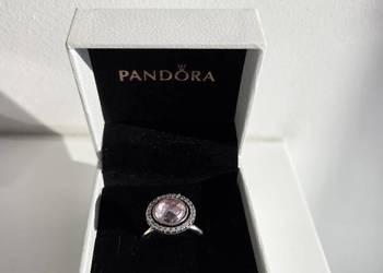 Pierścionek z różową cyrkonią sześcienną Pandora