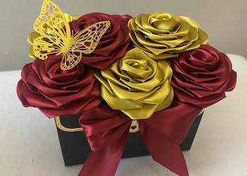 Elegancka torebeczka z różami ze wstążki w kolorach bordo i złota