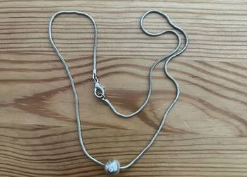 Srebrny wisiorek kulka z cyrkoniami na łańcuszku