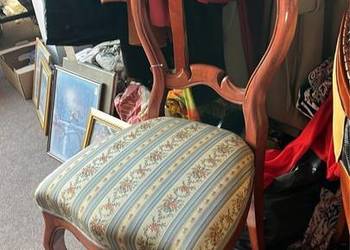 Krzesło. Śliczne​ krzesełko. Tapicerka.  Na sprężynach.  Oparcie na wysoko