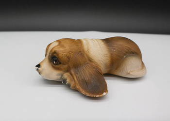 Stara ceramiczna figurka leżący piesek Basset