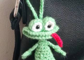 Śmieszna żabka wykonana na szydełku, brelok