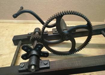 Stary, ekspozycyjny mechanizm przekładniowy - zabytek z lat 30-50 XX wieku
