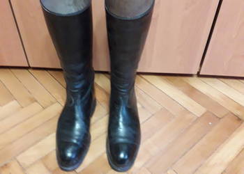 Czarne skórzane buty z cholewami, typu oficerki