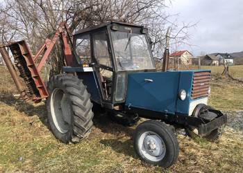 Niebieski ciągnik fiat