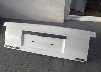 Opel Omega A sedan klapa pokrywa bagażnika emblematy