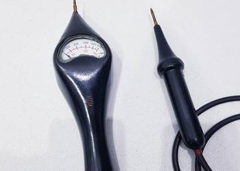 Stary kolekcjonerski woltomierz, miernik elektryczny