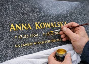 Renowacja liter malowanie odnawianie napisów na pomnikach