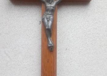 Krzyż z lat PRL dla kolekcjonerów.
