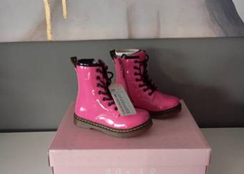 Różowe lakierowane trzewiki typu glany Nelli Blu