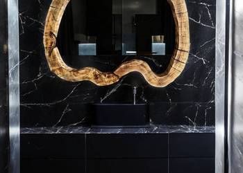 designerskie lustro do łazienki w asymetrycznym kształcie drewniane