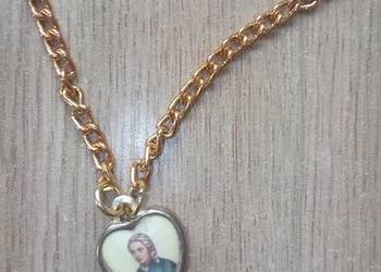 Medalik z Matką boską.