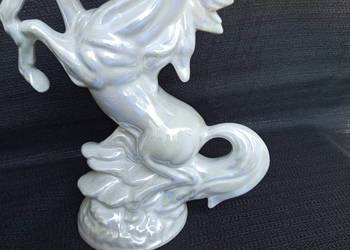 Piękna porcelanowa figurka przedstawiająca konia w galopie  - Szkliwiona