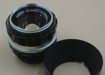 Nikon NIKKOR-S Auto 50mm f/1.4 z dedykowaną osłoną