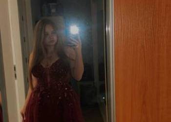 Elegancka, długa sukienka wieczorowa w kolorze głębokiej czerwieni