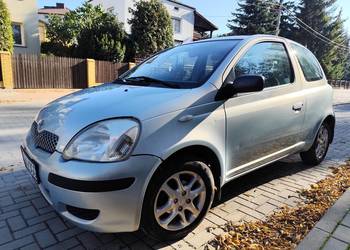 TOYOTA YARIS 2004 – STARSZA DAMA, ALE NADAL Z WERWĄ!