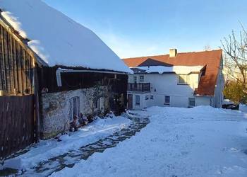 Pięknie położony dom z zabudowaniami gospodarczymi