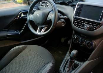 Peugeot 208 1.2 benzyna 2015 r lift bogata wersja zamienię za kampera