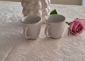 Delikatne ręcznie malowane porcelanowe filiżanki