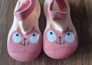 nowe buciki z gumową podeszwą do nauki chodzenia długość 13 cm, brak metki