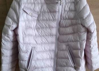 Kurtka Anni for Things. Pikowana w kolorze jasno różowym, pudrowym.