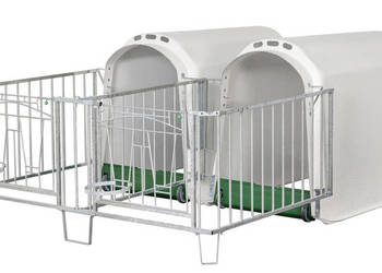 Zestaw dwóch domków dla cieląt CalfOTel Plus z ogrodzeniem Duo iglo budka…