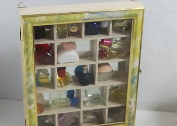 Kolekcja markowych miniaturek perfum w ozdobnej wiszącej gablocie (Vintage)