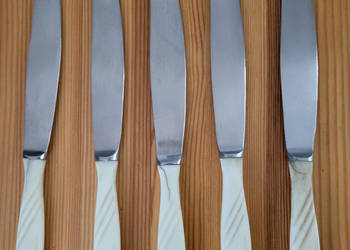 Zestaw zabytkowych noży z rękojeścią z imitacji kości