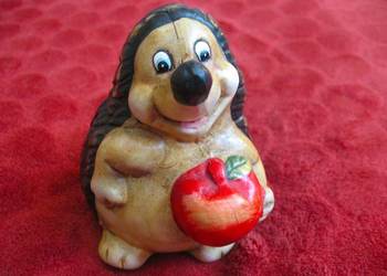 Jeż - z jabłkiem, mała figurka - 10 x 10 x 7 cm