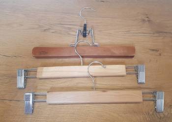 Wieszak drewniany z klamrami do spodni i spódnic 3szt.