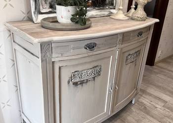 Stara drewniana komoda bielona