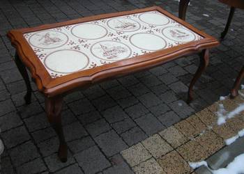mały stolik z ceramiką na giętych nogach