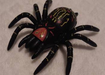 Pająk zsuwający się po szybie, 8,5cm, prank na Halloween (Zabawka)