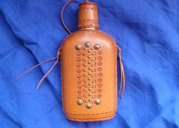 Piersiówka szklana w skórzanym etui