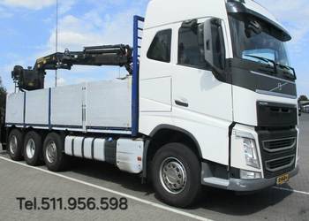 Ciezarowy skrzynia z dzwigiem do budowlabki Volvo FH.