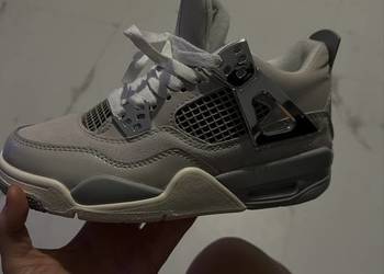 sprzedaje jordan 4 retro frozen moments