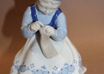 Figurka kobiety robiącej na drutach Lippelsdorf 1951 - 1974 nr 1147