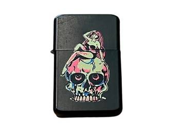 Czarna Zapalniczka Benzynowa z Kolorowa Czaszka, na niej siedząca Pin-up