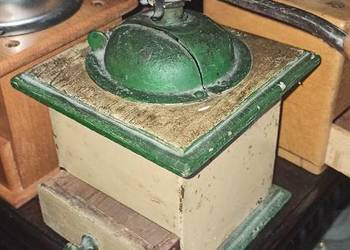 Młynek do mielenia kawy, drewniany. Młynek do mielenia kawy, drewniany.